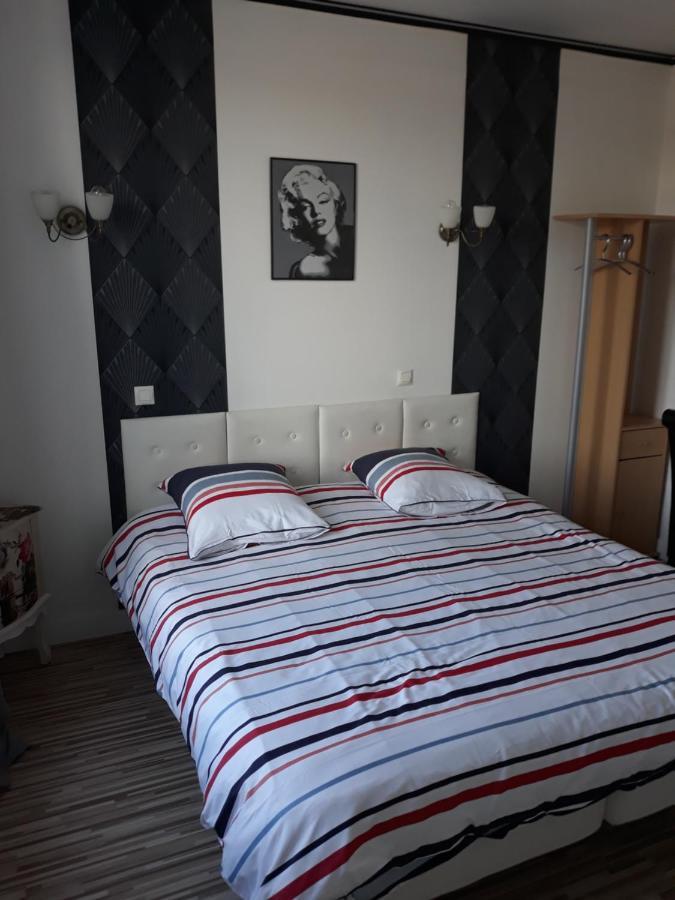 Hotel De La Gare Sainte-Gauburge-Sainte-Colombe Kültér fotó